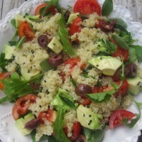 Kvinojina solata z avokadom, paradižnikom in rukolo
